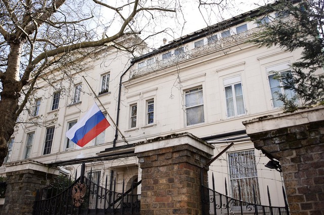 Cờ rủ được treo tại Đại sứ quán Nga tại thủ đô London – Anh hôm 23-3. Ảnh: Sky News