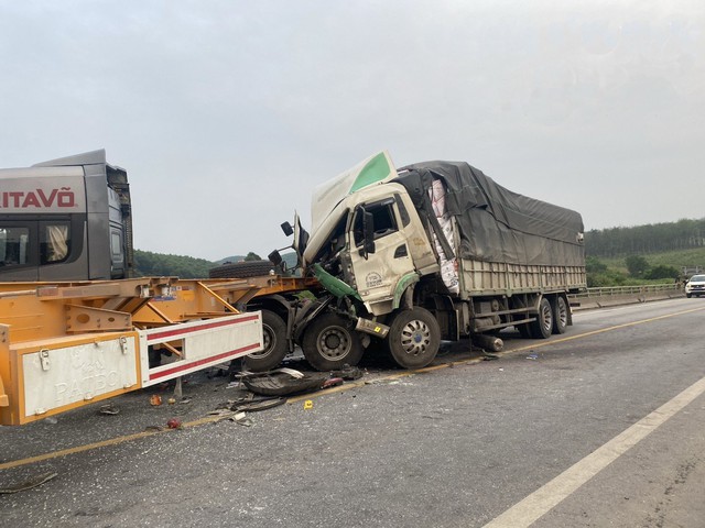 Hai ô tô tông nhau trên đường cao tốc Cam Lộ - La Sơn- Ảnh 1.