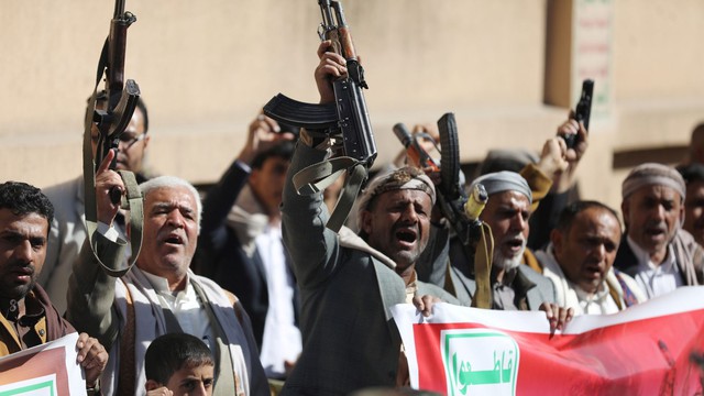 Những người ủng hộ Houthi ở thủ đô Sana'a của Yemen. Ảnh: Sky News