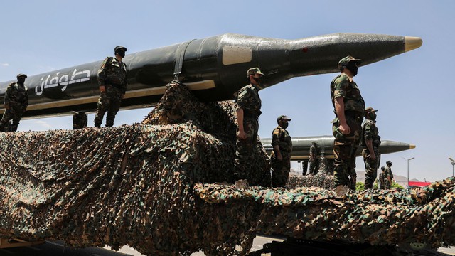 Tên lửa của Houthi trong cuộc diễu binh ở Sana'a tháng 9-2023. Ảnh: Sky News