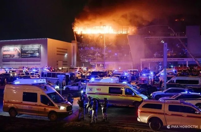 Trung tâm Crocus City Hall bốc cháy sau vụ tấn công khủng bố ngày 22-3. Ảnh: RIA Novosti