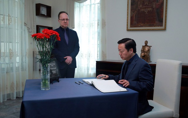 Phó Thủ tướng Trần Hồng Hà ghi sổ tang tại Đại sứ quán Nga tại Việt Nam Ảnh: VGP