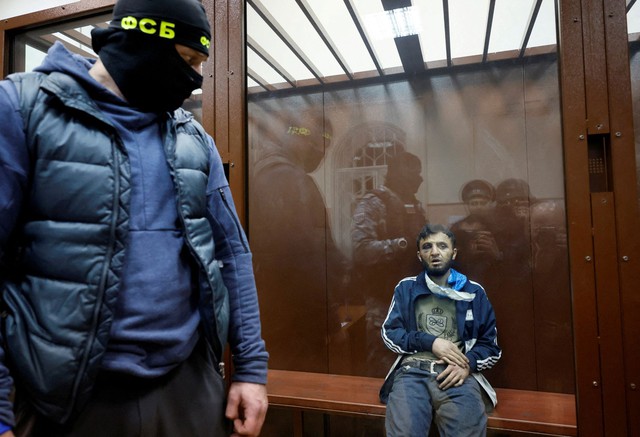 Nghi phạm Dalerdzhon Mirzoyev tại tòa án quận Basmanny ở thủ đô Moscow - Nga hôm 24-3 Ảnh: REUTERS