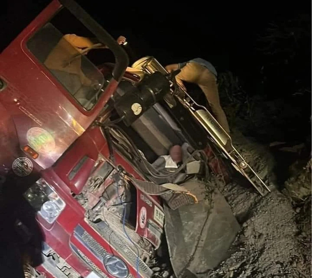 Xe tải gặp nạn khi đổ đèo, tài xế bị thương nặng mắc kẹt trong cabin- Ảnh 1.