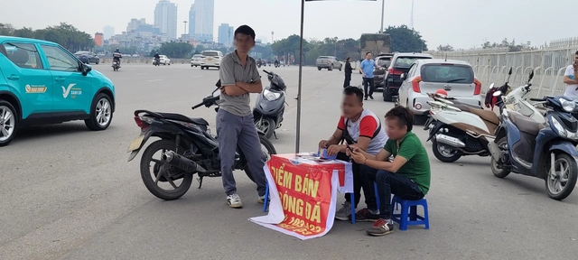 VIDEO: Phe vé trận Việt Nam - Indonesia đứng mỏi chân cả sáng không ai hỏi mua- Ảnh 5.