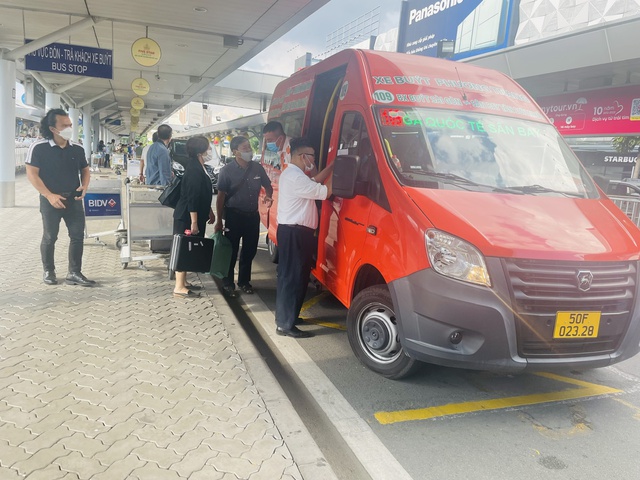 Sắp đưa 14 tuyến xe rước khách kết nối sân bay Tân Sơn Nhất vào hoạt động - Ảnh 1.