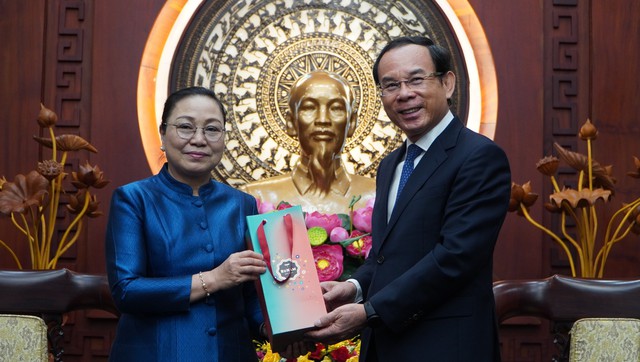 Bí thư Thành ủy TP HCM Nguyễn Văn Nên tiếp tân Đại sứ Lào tại Việt Nam- Ảnh 1.