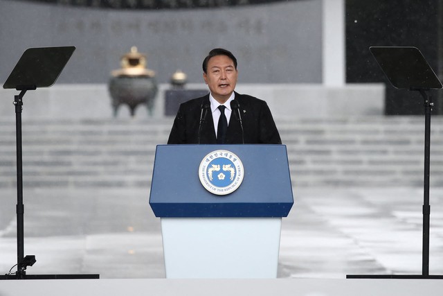 Tổng thống Hàn Quốc Yoon Suk Yeol tuyên bố không lùi bước trong việc thực hiện kế hoạch tuyển sinh. Ảnh: Reuters