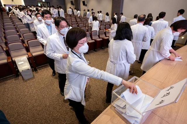 Giáo sư y khoa nộp đơn từ chức tại một bệnh viện ở thủ đô Seoul - Hàn Quốc ngày 25-3. Ảnh: Reuters