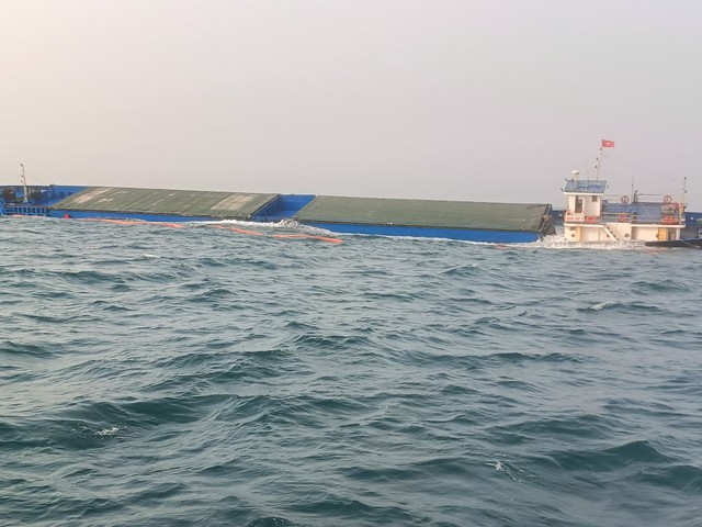 Sóng lớn, chưa hút được 7.000 lít dầu trên chiếc tàu chìm ở biển Quảng Nam- Ảnh 1.