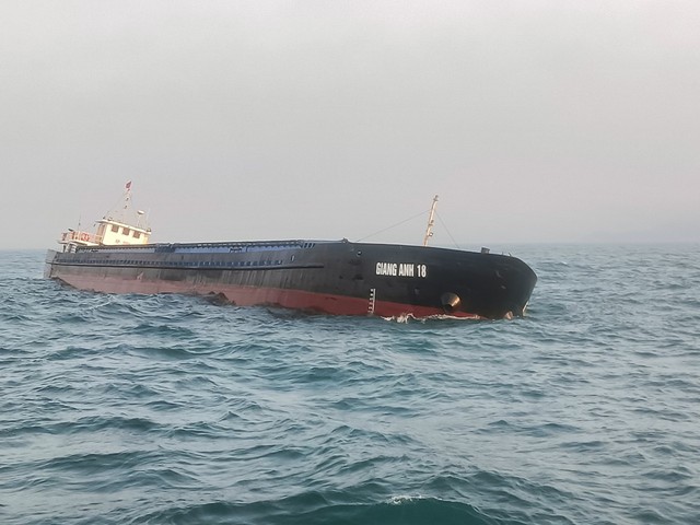 Sóng lớn, chưa hút được 7.000 lít dầu trên chiếc tàu chìm ở biển Quảng Nam- Ảnh 4.