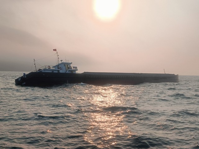Sóng lớn, chưa hút được 7.000 lít dầu trên chiếc tàu chìm ở biển Quảng Nam- Ảnh 2.