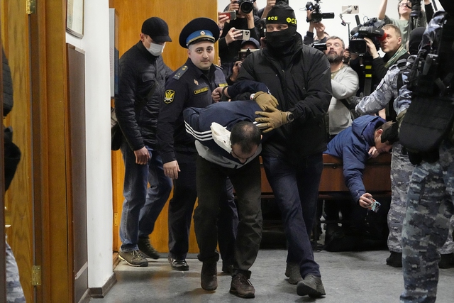 Nghi phạm Saidakrami Murodali Rachabalizoda bị áp giải ra tòa án quận Basmanny ở Moscow – Nga hôm 24-3 Ảnh: AP