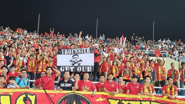 Ngay sau trận Việt Nam - Indonesia 0-3: Chấm dứt hợp đồng với HLV Troussier- Ảnh 1.