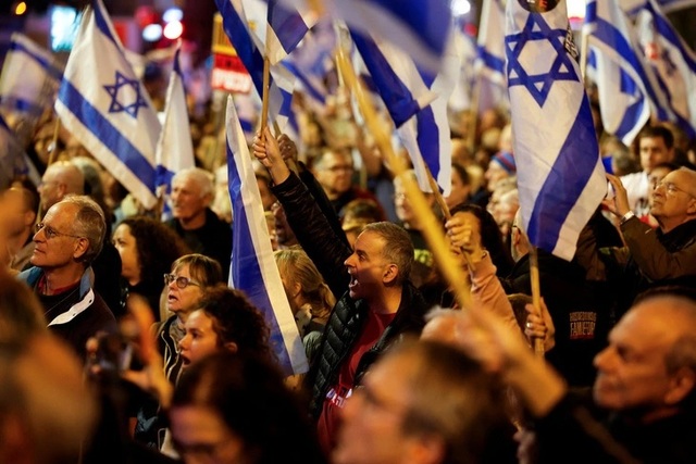 Cuộc biểu tình phản đối chính phủ của Thủ tướng Israel Benjamin Netanyahu và kêu gọi thả các con tin bị bắt cóc trong vụ tấn công ngày 7-10 ở Tel Aviv, Israel, ngày 23-3. Ảnh: Reuters