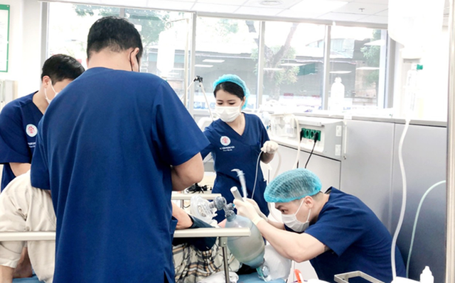 VIDEO: Nữ điều dưỡng cấp cứu du khách nước ngoài tại nhà hàng ở Đà Nẵng- Ảnh 2.