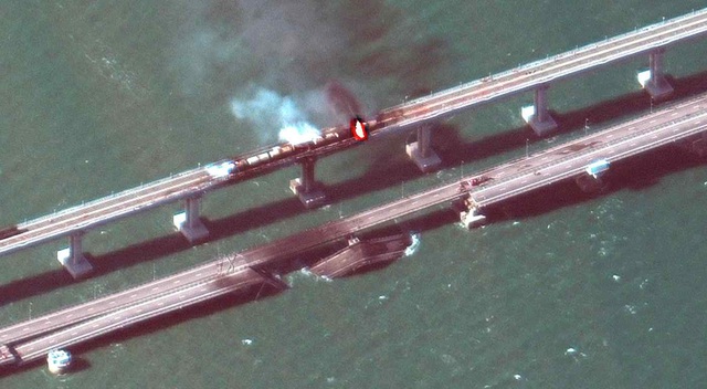 Cầu Crimea (hay còn gọi là cầu Kerch) nhìn từ trên không sau vụ tấn công vào tháng 10-2022. Ảnh: MAXAR