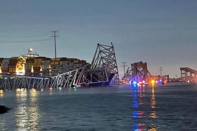 Cầu Francis Scott Key ở Baltimore đã sập vào sáng sớm 26-3 sau khi bị một con tàu lớn đâm vào. Ảnh: Reuters