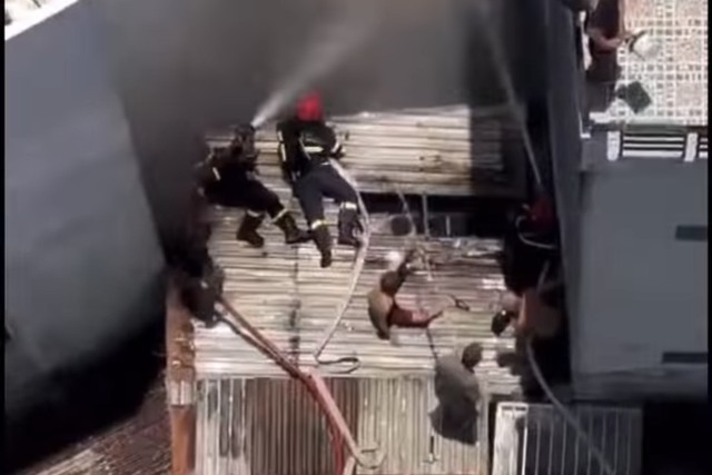 Cảnh sát leo mái nhà dập đám cháy giữa trưa nắng nóng ở Bến Vân Đồn- Ảnh 1.