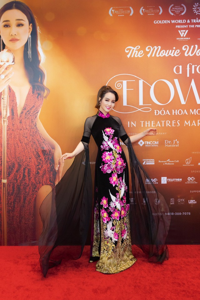 Mai Thu Huyền lựa chọn áo dài thêu hoa sen nổi của nhà thiết kế Lan Hương cho sự kiện ra mắt quan trọng này