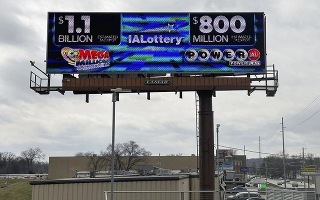 Một bảng quảng cáo điện tử về giải độc đắc Mega Millions và Powerball ở Mỹ ngày 25-3. Ảnh: AP