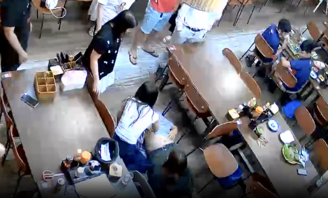 VIDEO: Nữ điều dưỡng cấp cứu du khách nước ngoài tại nhà hàng ở Đà Nẵng- Ảnh 1.