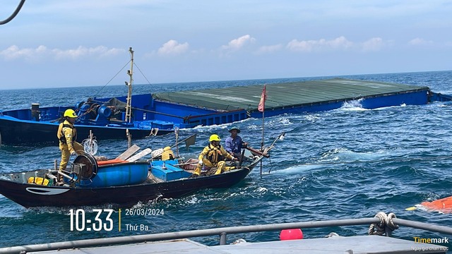 Tàu chứa 7.000 lít dầu gặp nạn trên biển Quảng Nam đã gãy đôi- Ảnh 3.