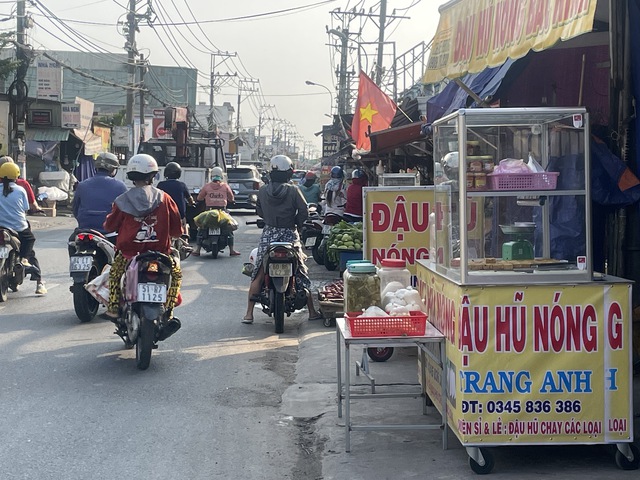 Đường Vĩnh Lộc nhỏ hẹp, người dân lại buôn bán tràn lan