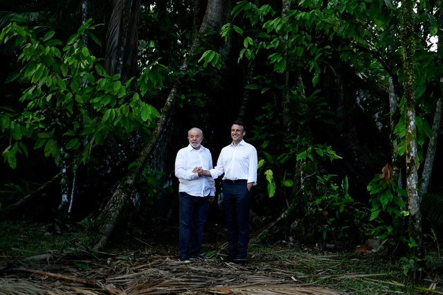 Tổng thống Brazil Luiz Inacio Lula da Silva (trái) và Tổng thống Pháp Emmanuel Macron trên đảo Combu, gần TP Belém hôm 26-3 Ảnh: REUTERS