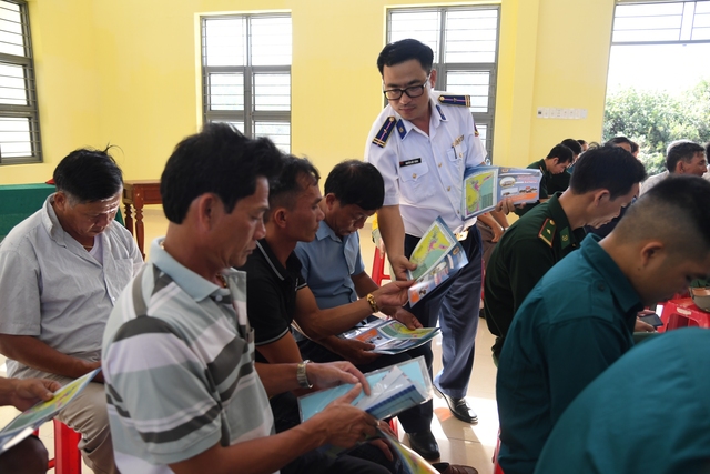 Vùng Cảnh sát biển 2 tuyên truyền phòng chống IUU trên địa bàn tỉnh Quảng Ngãi- Ảnh 2.