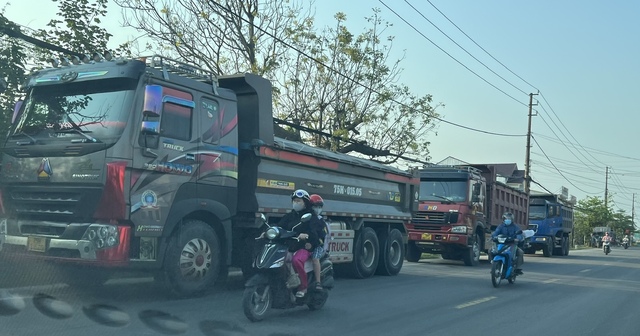 Thừa Thiên - Huế: Xe Howo chở quá tải vẫn 