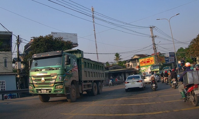 Thừa Thiên - Huế: Xe Howo chở quá tải vẫn 