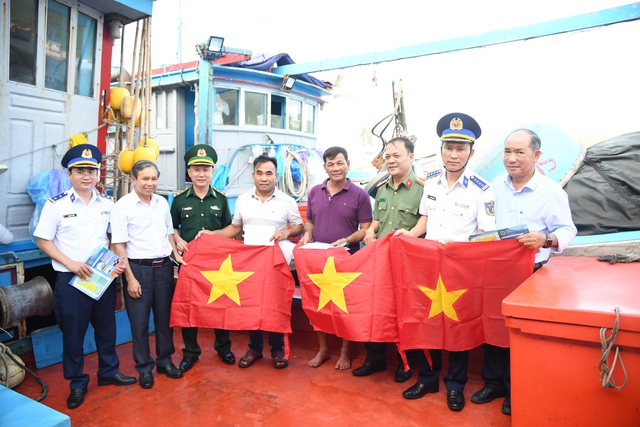 Vùng Cảnh sát biển 2 tuyên truyền phòng chống IUU trên địa bàn tỉnh Quảng Ngãi- Ảnh 3.