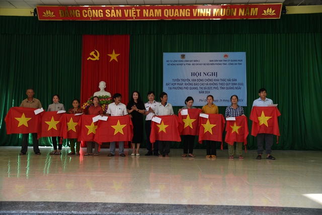 Vùng Cảnh sát biển 2 tuyên truyền phòng chống IUU trên địa bàn tỉnh Quảng Ngãi- Ảnh 4.