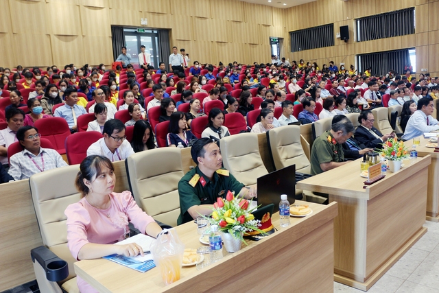 Trường ĐH Cửu Long tổ chức hội nghị tuyên truyền về bảo vệ Tổ quốc- Ảnh 6.