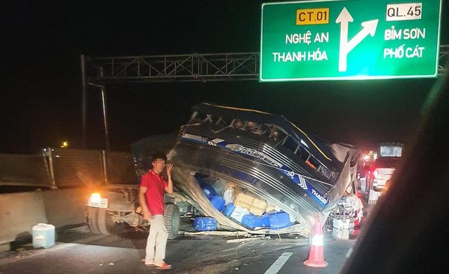 Ôtô tải nổ lốp trên cao tốc Mai Sơn - Quốc lộ 45- Ảnh 1.