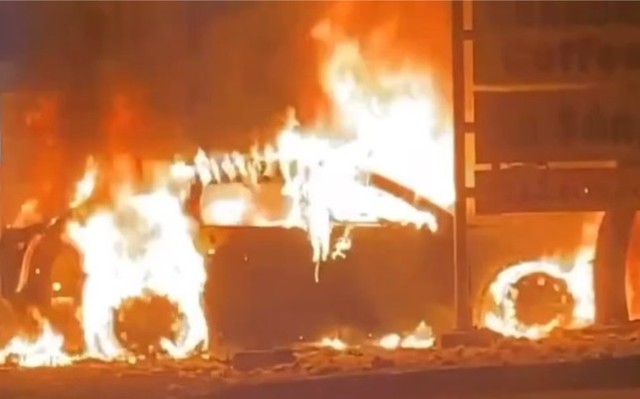 VIDEO: Mazda CX8 bất ngờ bốc cháy ngùn ngụt- Ảnh 1.