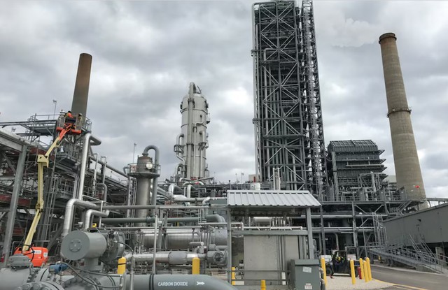 Thiết bị được sử dụng để thu giữ khí thải CO2 tại một nhà máy thuộc sở hữu của công ty năng lượng NRG Energy ở bang Texas - Mỹ Ảnh: REUTERS