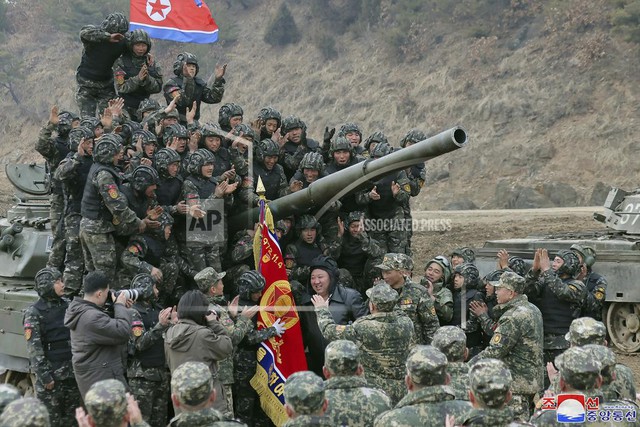 Mỹ - Hàn tăng trừng phạt, đoàn tình báo Nga đến Triều Tiên- Ảnh 1.