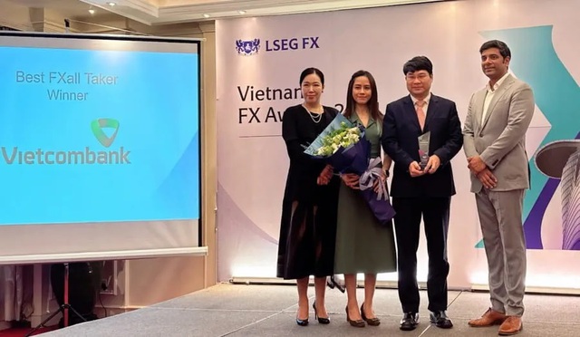 Đại diện Vietcombank (thứ 2 từ phải sang) nhận gải thưởng Best FXall Taker
