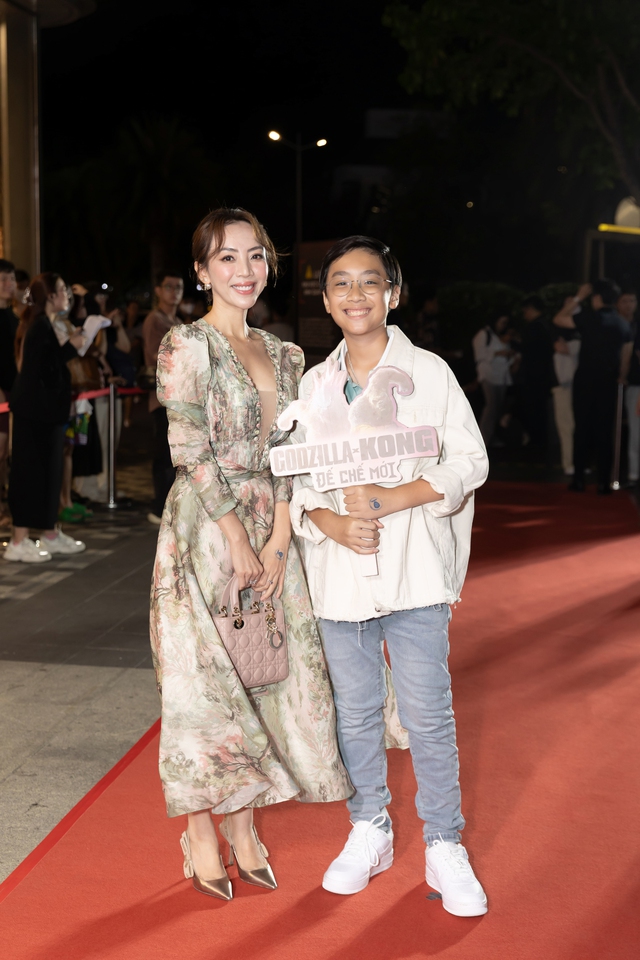 Diễn viên Thu Trang với con trai trên thảm đỏ sự kiện ra mắt phim