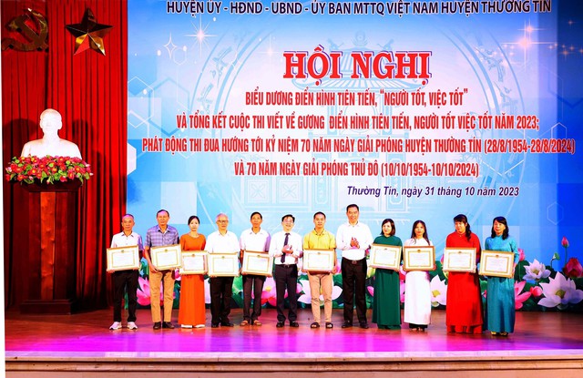 Anh Phạm Văn Hiếu (thứ 6 từ phải sang) nhận danh hiệu “Người tốt, việc tốt” năm 2023 của UBND TP Hà Nội