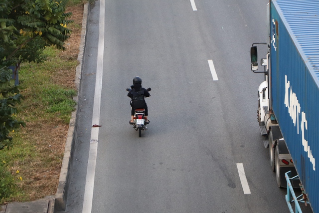 TP HCM: Hãi hùng xe máy lao vun vút vào đường cấm- Ảnh 3.