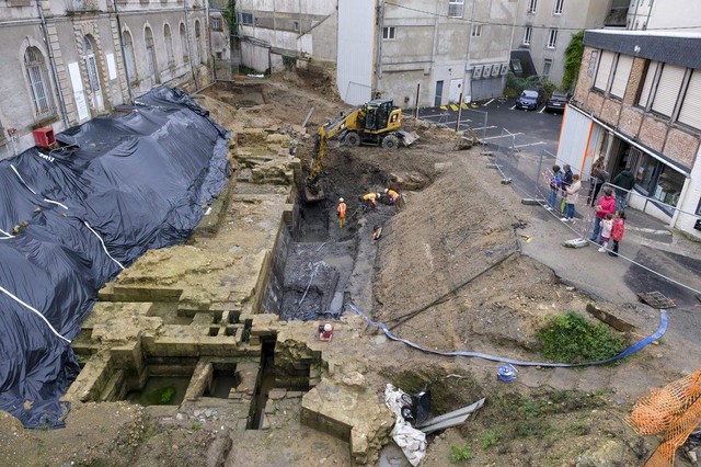 Pháp: Cải tạo khách sạn, phát hiện lâu đài 600 tuổi vùi dưới nền- Ảnh 1.