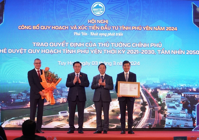 Phát triển Phú Yên thành trung tâm kinh tế biển xanh- Ảnh 1.