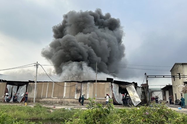 Cháy lớn ở xưởng sản xuất nệm ở Hóc Môn- Ảnh 1.
