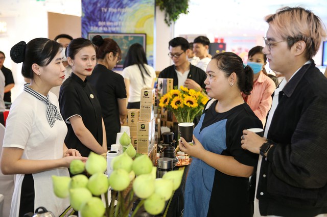 Người dân và du khách tham quan, thưởng thức cà phê, trà tại Lễ hội “Tôn vinh cà phê - trà Việt” lần 2 - năm 2024 Ảnh: HOÀNG TRIỀU