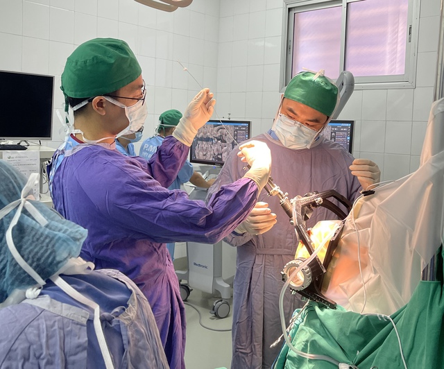 Nhiều bệnh viện vẫn gặp vướng mắc trong việc mua sắm thuốc, vật tư y tế. Trong ảnh: Một ca phẫu thuật tại Bệnh viện Việt Đức