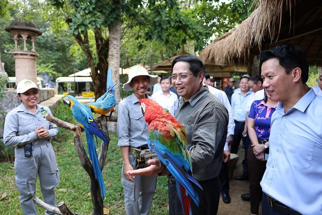 Thủ tướng Phạm Minh Chính thăm công viên bảo tồn động vật hoang dã ở  Phú Quốc Ảnh: TTXVN