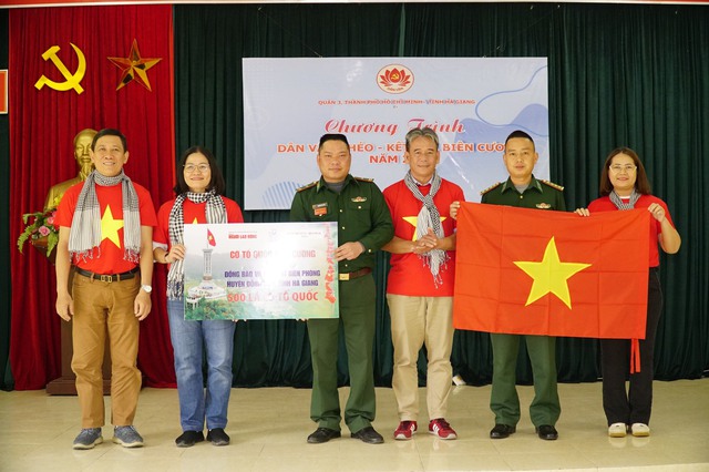 Trao tặng 1.000 lá cờ Tổ quốc tại tỉnh Hà Giang và Cao Bằng- Ảnh 1.